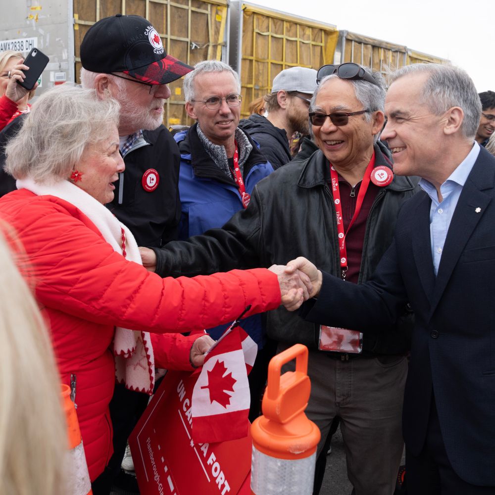 Mark Carney rencontre des sympathisants à Hamilton, Ontario.