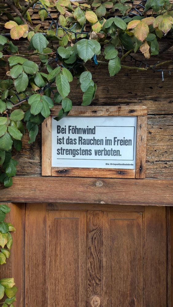 Bei Föhnwind ist das Rauchen im Freien strengstens verboten. 