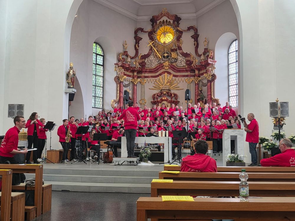 Chor Maranatha im Altarraum von St. Valentin in Limbach vor dem heutigen Konzert. 