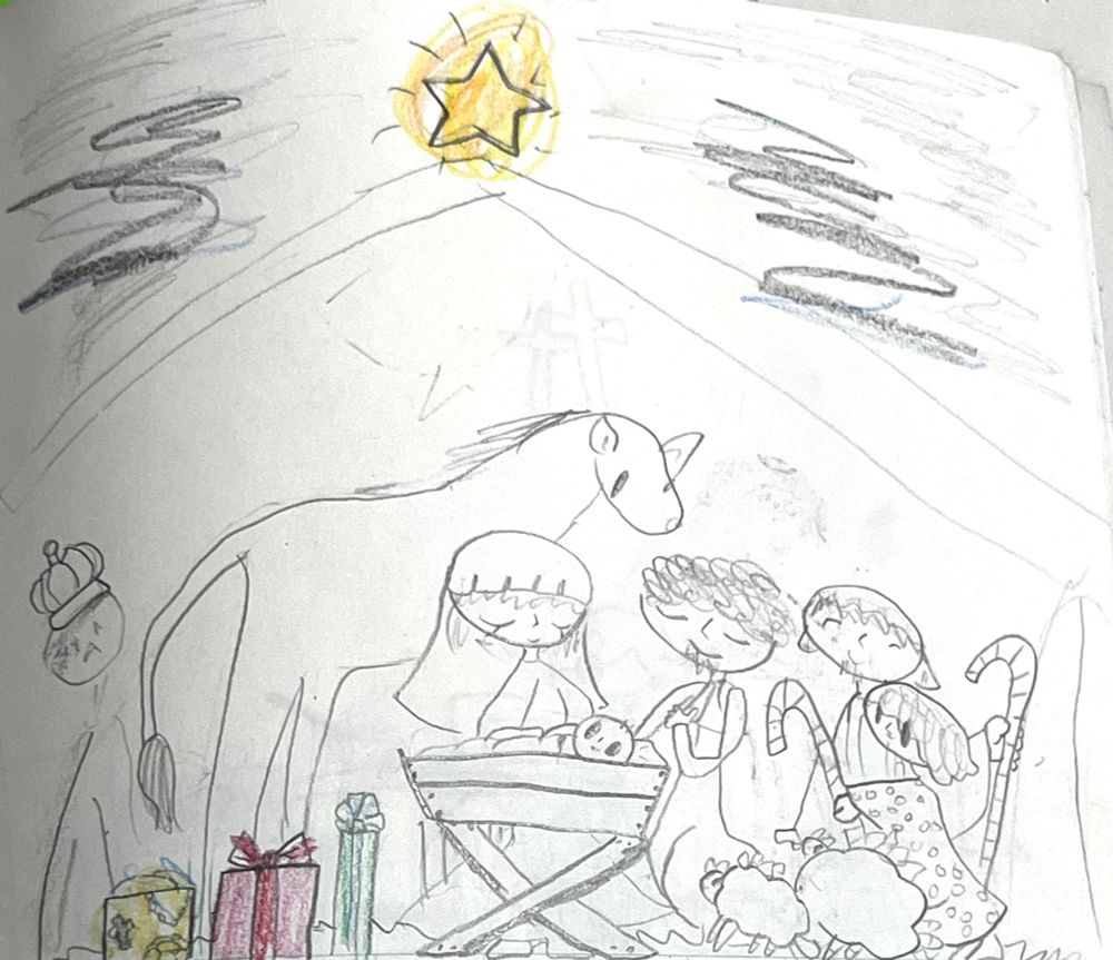 鉛筆で描かれた、イエスキリストが馬小屋で生まれた際のイラスト。カゴの中のイエスの周りに羊、馬、羊飼い、マリア、ヨセフ、博士がいる。馬小屋の上には黄色く塗られた星が光っている。