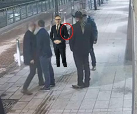 Valvontakamerran kuva Bar Ihkun edestä yönä, jollon kansanedustaja Vornanen ampui varoituslaukauksen. Alkuperäisessä kuvassa Vornasen kanssa kadulla seisoo kolme muuta miestä. Tähän kuvaan on lisätty työministeri Matias Marttinen, joka hiljattain joutui kuvanmuokkauskohun keskiöön. Kuvassa on myös punainen ellipsi, jonka tarkoitus on kiinnittää huomiota tiettyyn kohtaan kuvaa. Tässä kuvassa näyttää siltä, kuin olisi tarkoitus katsoa Marttisen vasenta olkavartta.