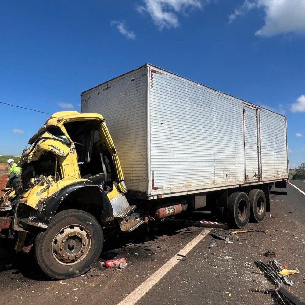 Caminhão bate na traseira de outro e motorista morre na BR-365 em Minas