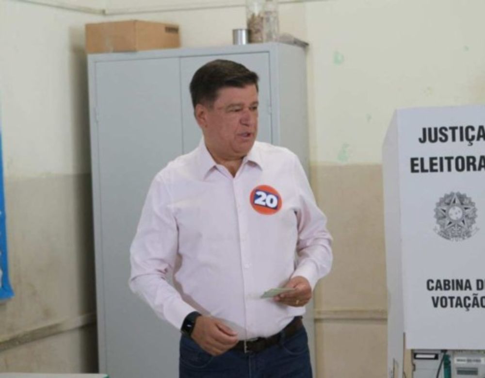 Carlos Viana vota em BH e sugere que vai para segundo turno