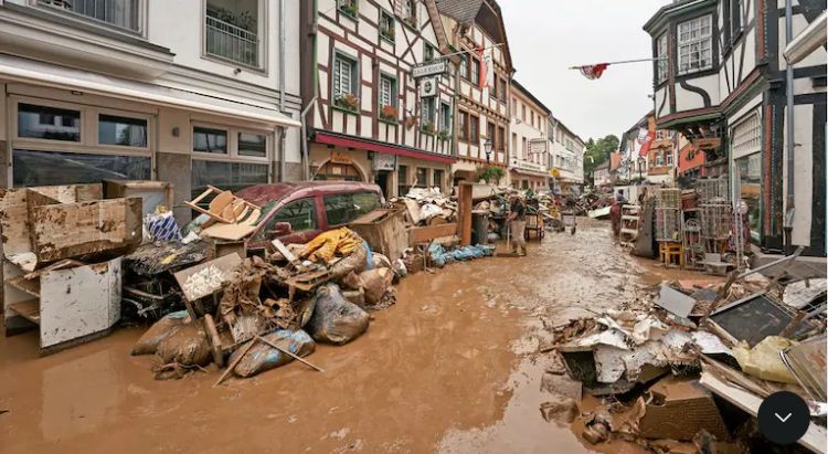 Ahrtal Strasse nach Hochwasser Sommer 21 Müll, Schrott, Autowrack(links)