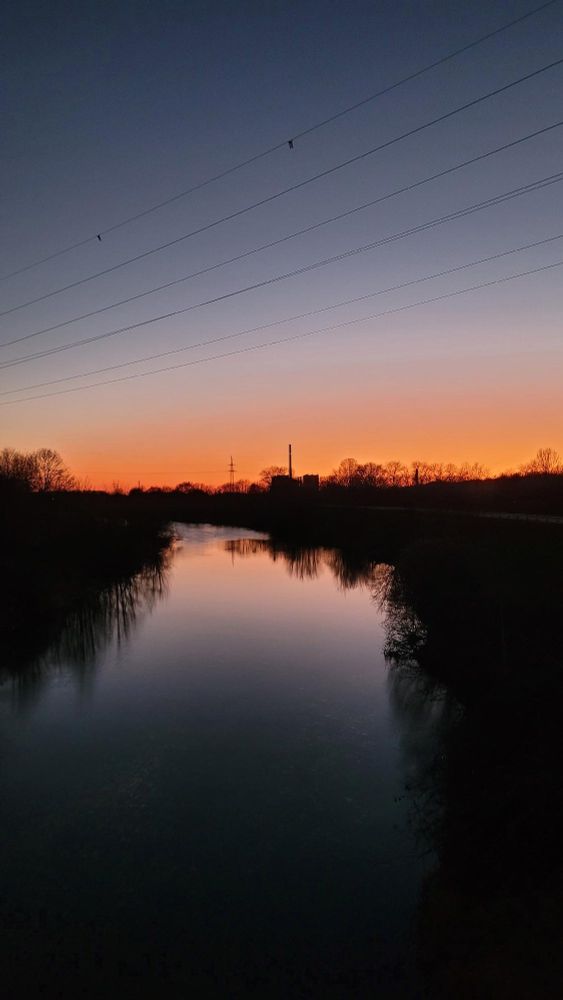 Nutzerbild aus der DWD-WarnWetter-App aus Hamm zeigt den Sonnenuntergang am gestrigen Dienstagabend. 