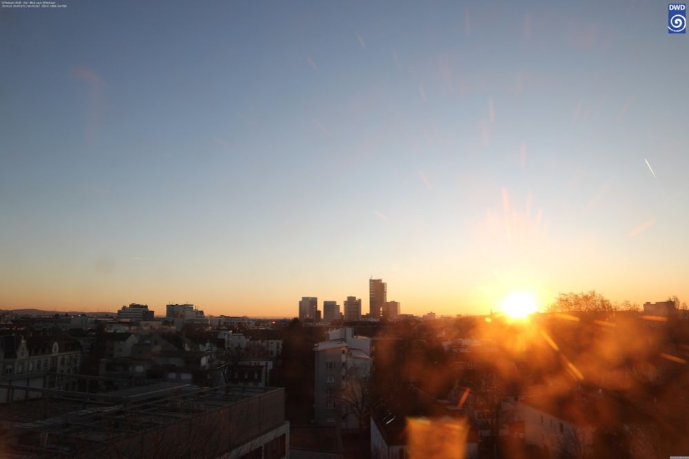 DWD-Webcambild mit Blick auf Offenbach zeigt den Sonnenaufgang am heutigen Mittwochmorgen. 