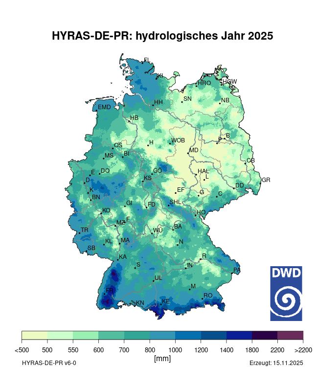 Die Abbildung zeigt die Jahressumme für das hydrologische Jahr 2025 an. Die meisten Niederschläge fielen im Schwarzwald und in den  Alpen. Trocken war es dagegen im Nordosten und in Teilen von Bayern, Niedersachsen und Rheinland-Pfalz.