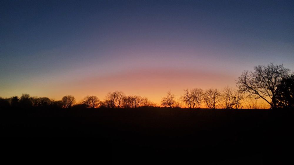Nutzerbild aus der DWD-WarnWetter-App aus Geilenkirchen zeigt den Sonnenuntergang am gestrigen Dienstagabend. 