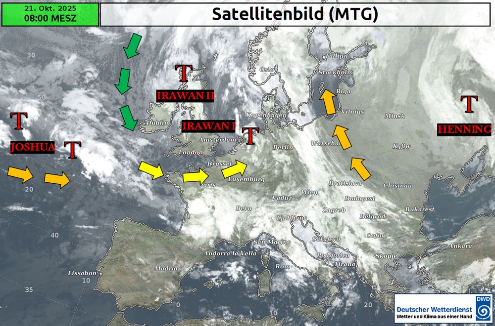 Satellitenbild von Dienstag, 21.10.2025, 8 Uhr MESZ. Tiefdruckzentren sind mit einem "T" gekennzeichnet und mit entsprechenden Namen versehen. Pfeile kennzeichnen die Luftmassenbewegungen. 