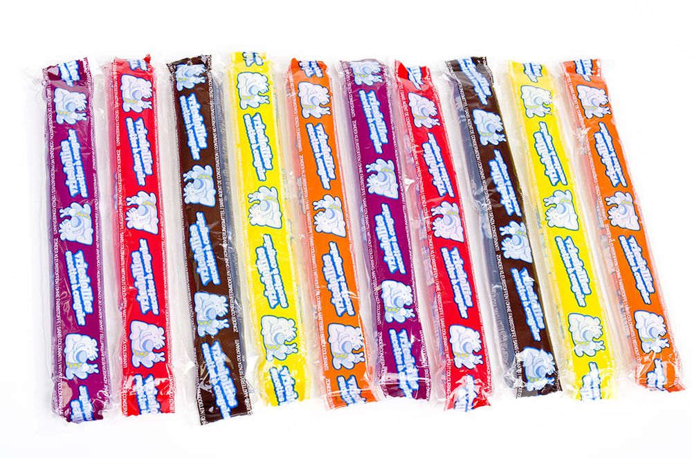 Tien vrieslollies naast elkaar in verschillende kleuren. 