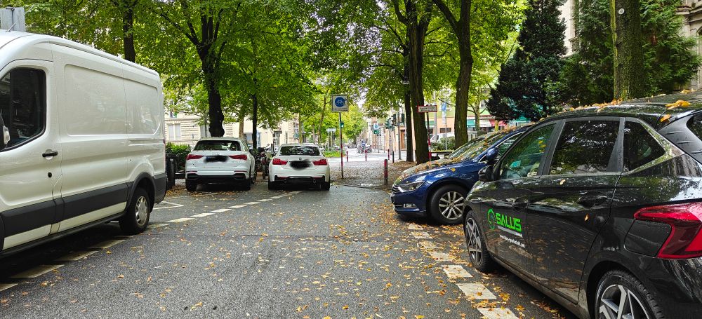 Fahrradstraße in Wiesbaden, Autos am Rand und auf der Sperrfläche.