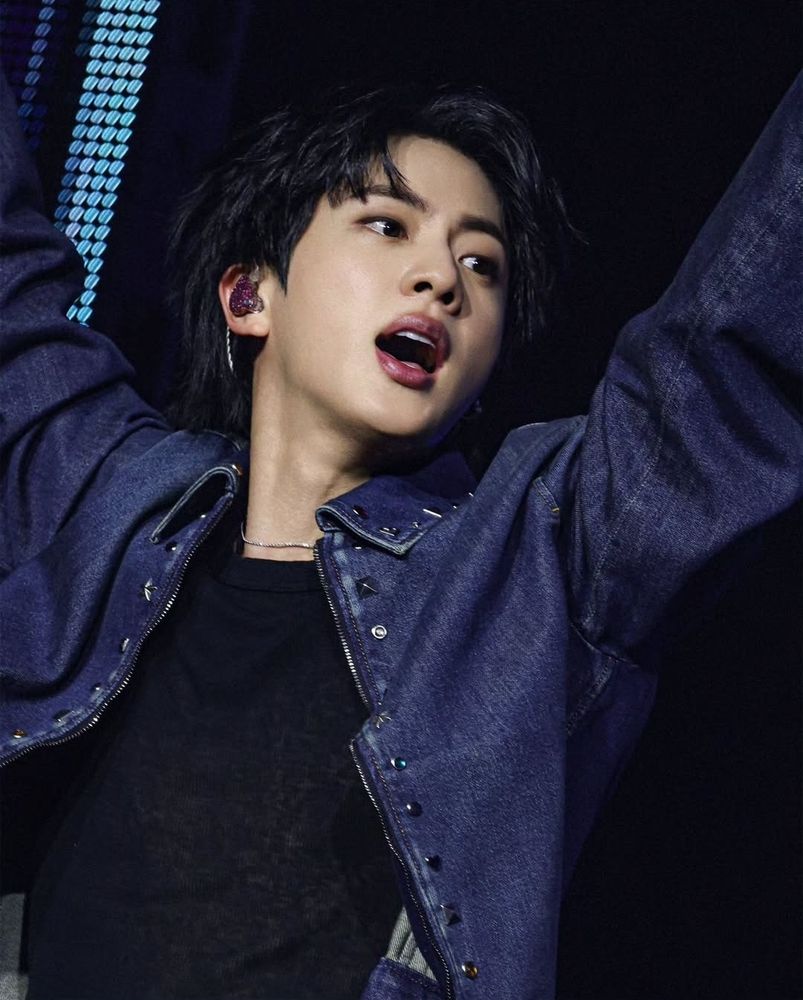jinnie during his concert looking like he's mid-jump or something. his skin is glowing and perfect, his lips are so pink, his hair is bloody and beautiful, and the whole man is just pure devastation 