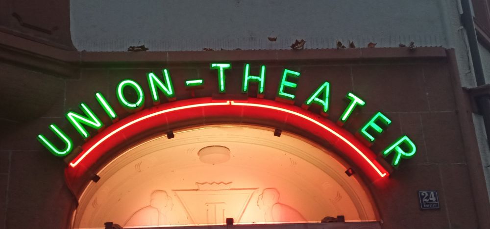 In grün leuchtender Neon-Schrift »Union-Theater« in Majuskeln
