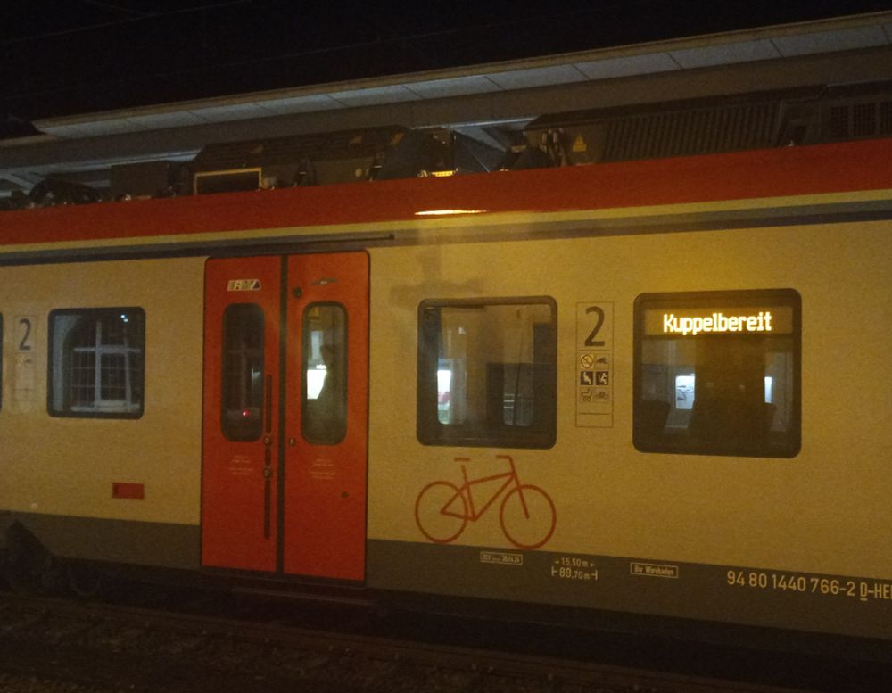 Zug mit dem Ziel »Kuppelbereit« im Dunkeln