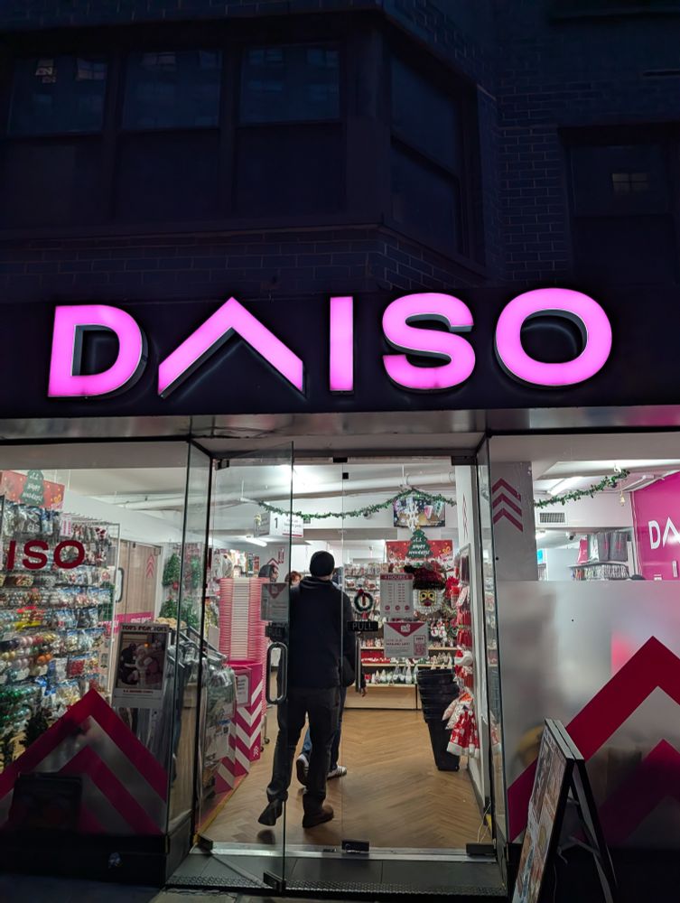 Daiso storefront.