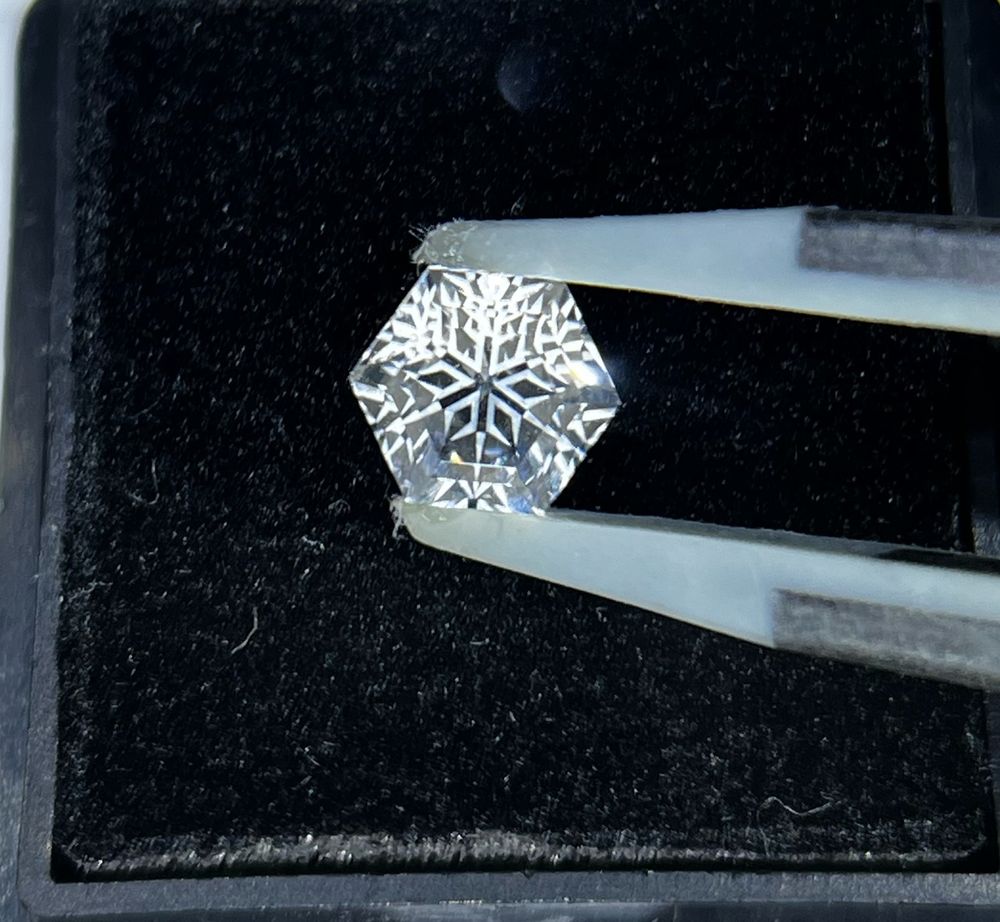 4.シミズ貴石さんから購入
ゆきんこカット クォーツ (産地聞き忘れ)
黒背景だとカットがよく映えてとても綺麗。