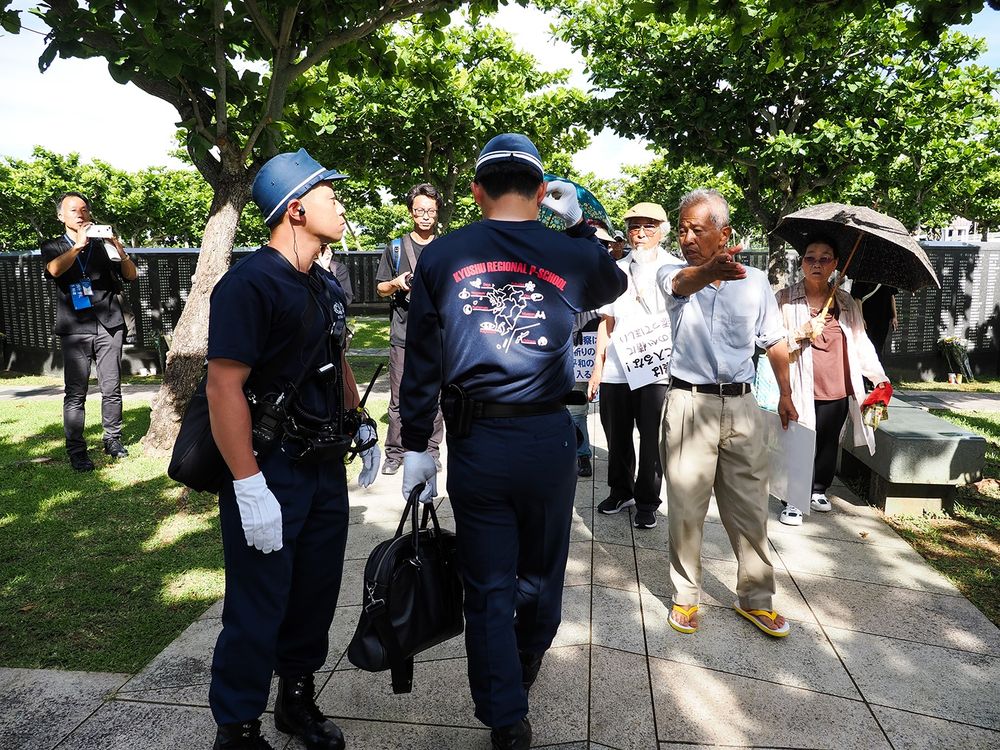平和の礎の通路にいた熊本県警の二人の警官に具志堅隆松さんが声をかけ、礎の外で話し合いに応じるよう呼びかけた