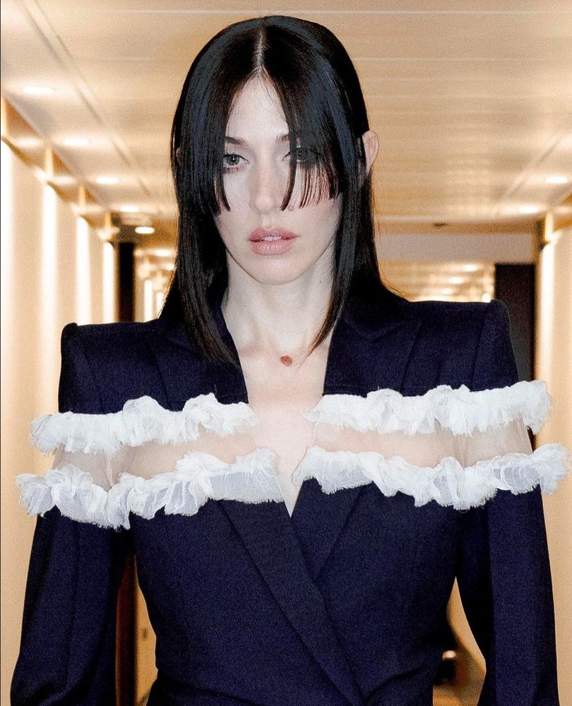 caroline polachek dressed in an alexander mcqueen black pantsuit for british gq’s men of the year gala