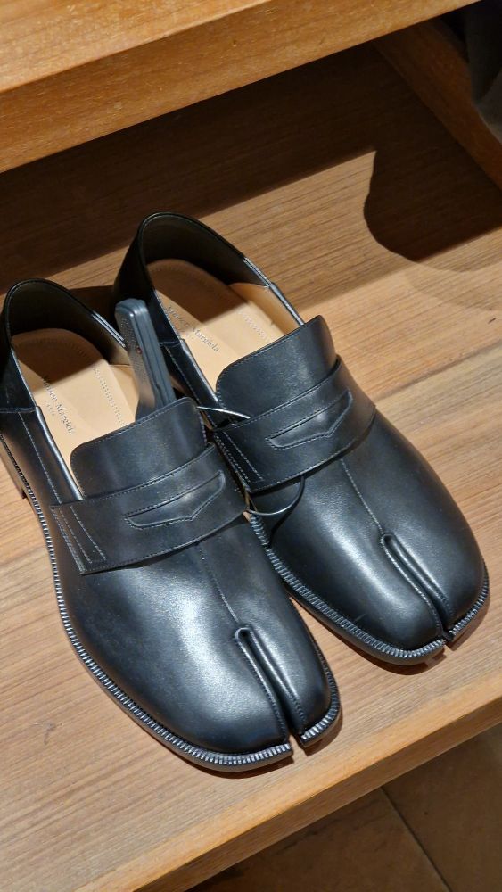 Maison Martin Margiela. Parece um casco bipartido. Preço? 960€ na média.