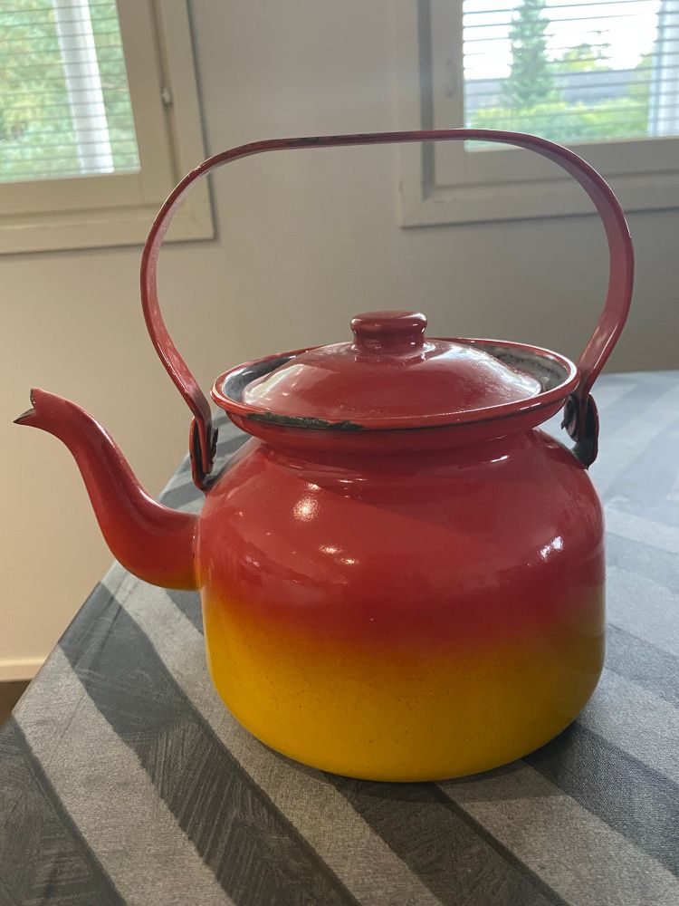 Emalinen kelta-punainen kahvipannu