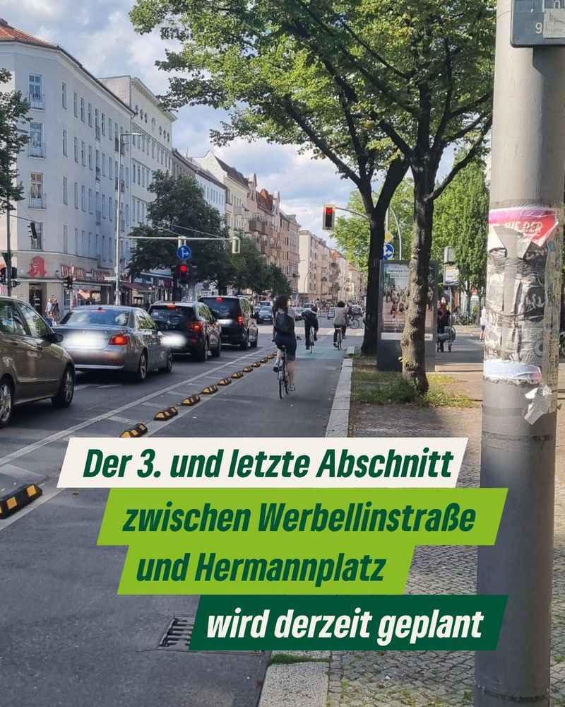 Auf dem Bild sieht man die Hermannstraße und einen Fahrradstreifen, der vom Rest der Fahrbahn abgetrennt ist. Das Bild zeigt in Richtung Hermannplatz.