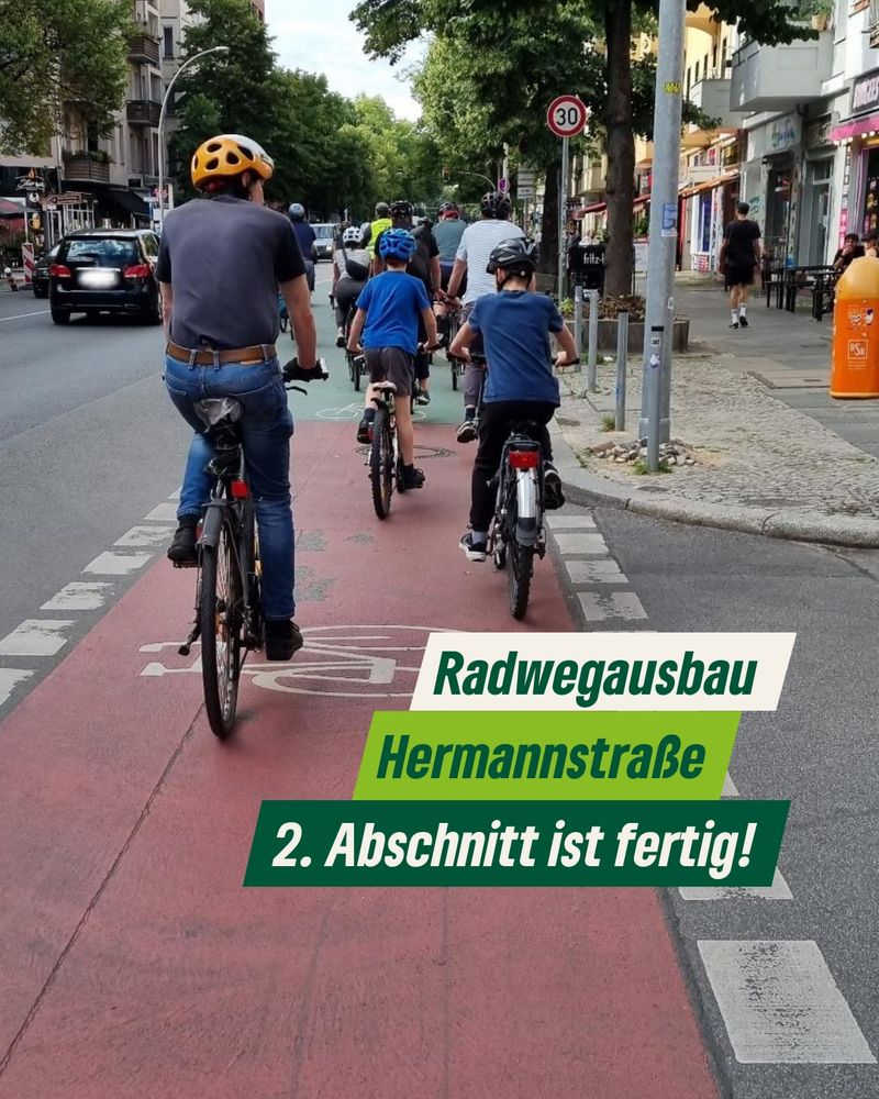 Auf dem Bild sieht man die Hermannstraße mit einem großen Fahrradstreifen auf der rechten Seite. Eine Gruppe befährt den Radstreifen mit Fahrrädern. 