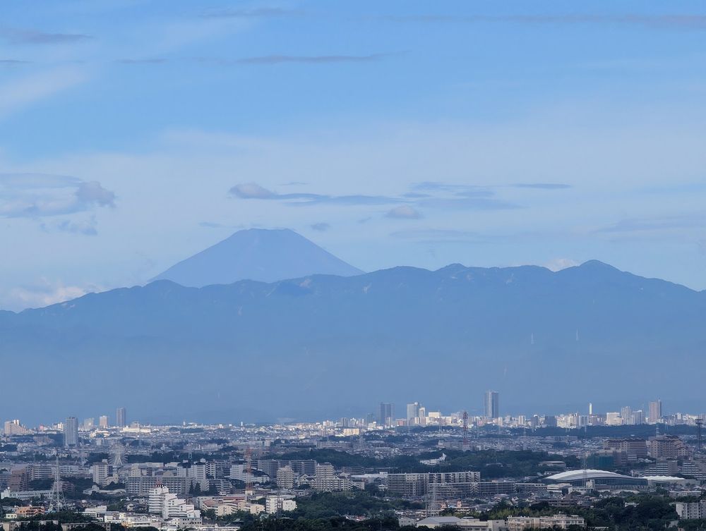 A snowless Mt. Fuji seen from Kawasaki. 