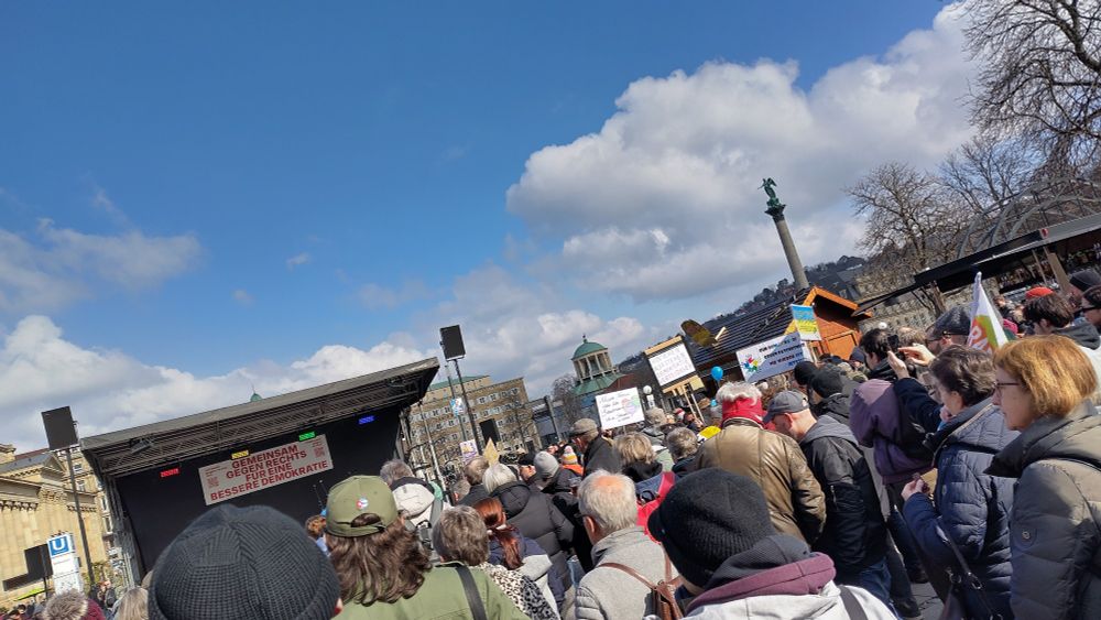 Menschen auf einer Demo gegen Rechts in Stuttgart 