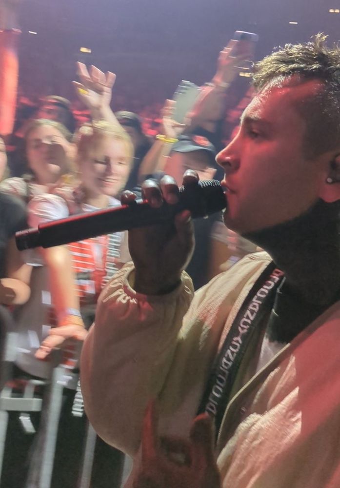 Tyler walking down aisle singing Routines in the Night at Chicago night one, Twenty One Pilots 