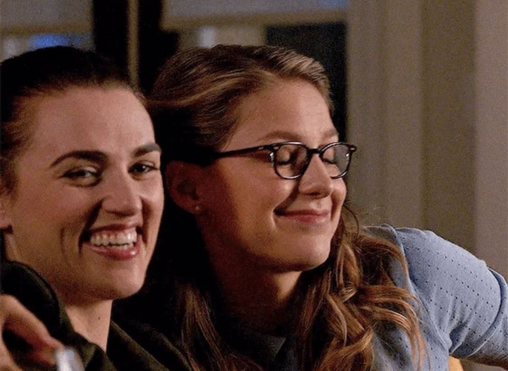 Kara and Lena side hug on Sam’s couch S3 Supergirl