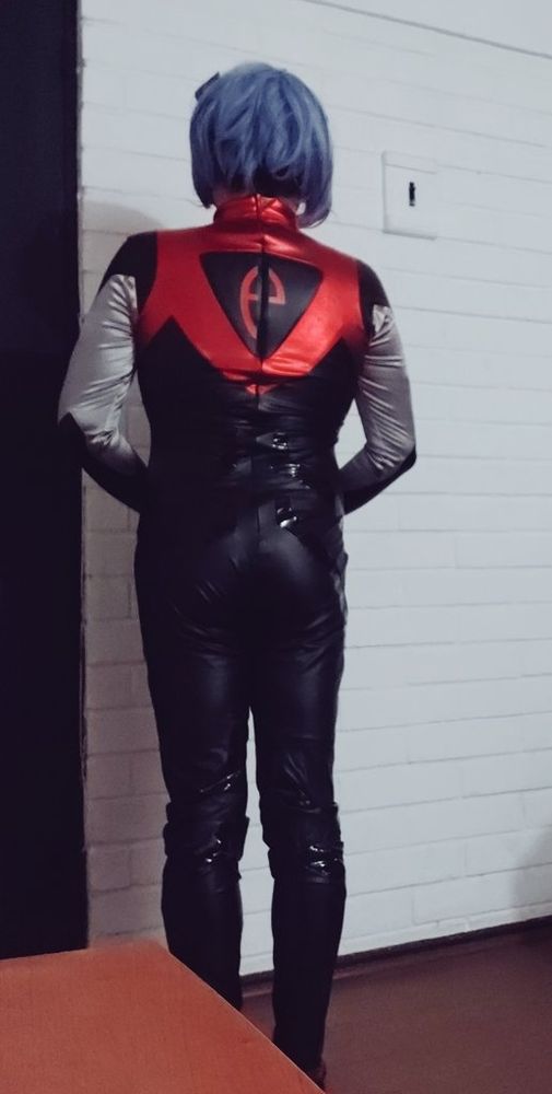 and there's the back of the costume... try to not pay much attention to the light switch to the right of it lol