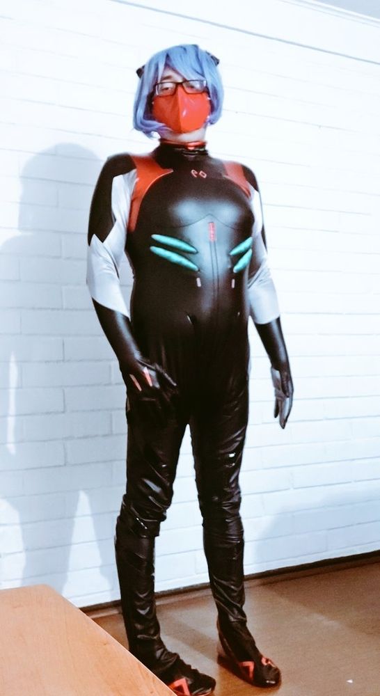 it's a complete suit i still have somewhere in one of my house closets... i should bring it up someday when the waters are more calm at home