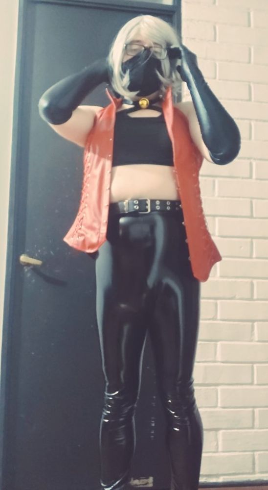 Same outfit as the previous picture, but the blazer is open instead, where you can see a belt holding the pants on their place. My hands are ruffling the hair.