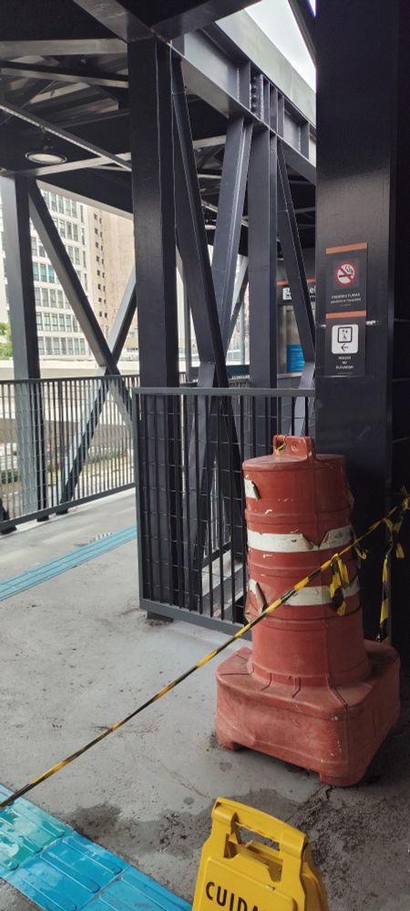 Foto colorida da entrada para o elevador interditada, como sempre. 