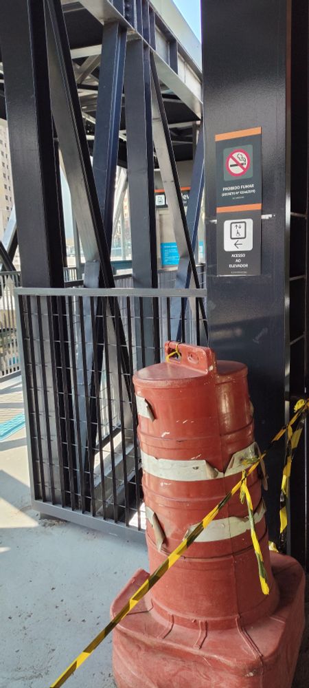 Foto colorida da entrada para o elevador interditada