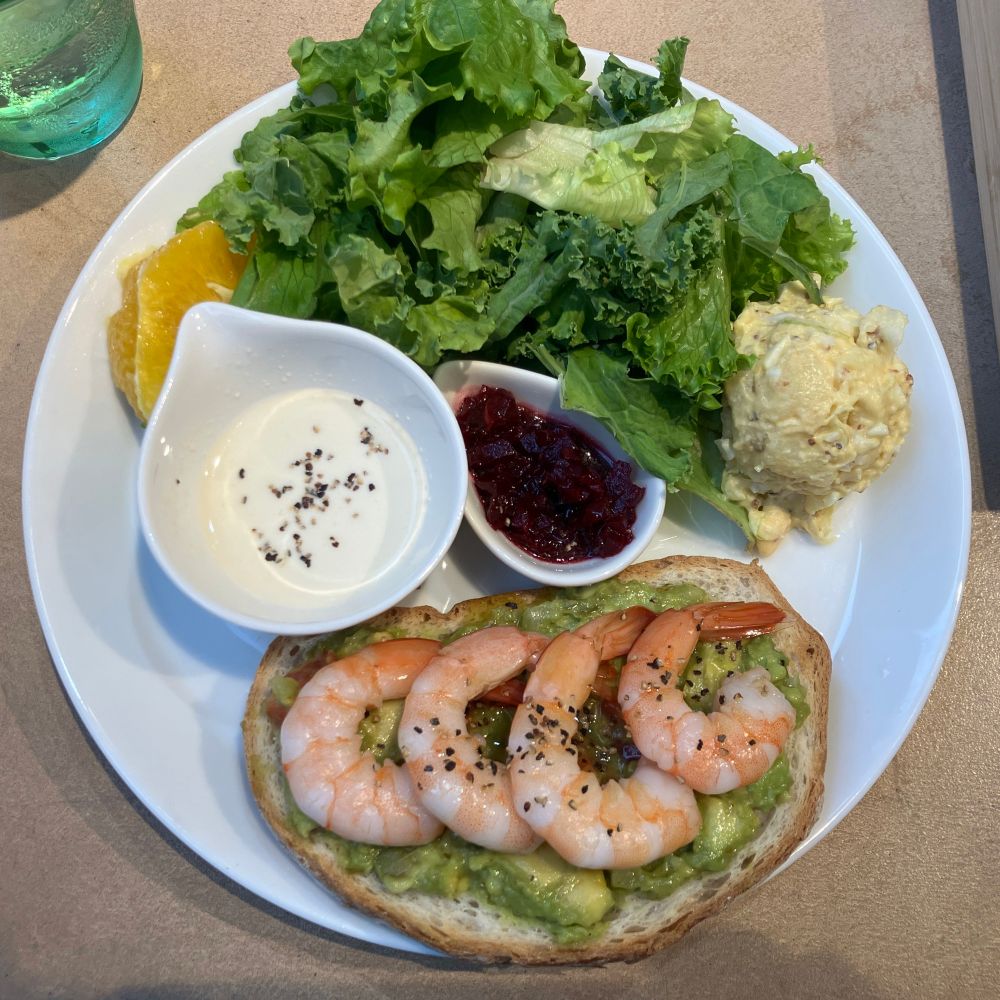 エビとアボカドのオープンサンド