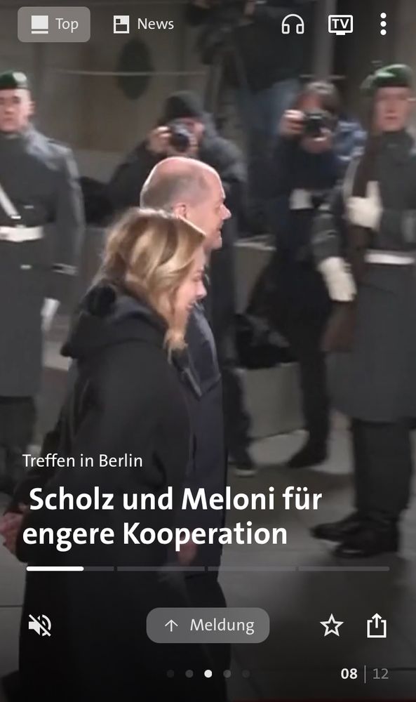 Screenshot der Tagesschau-App. Meldung: Scholz und Meloni für engere Kooperation.
Auf dem Bild laufen die beiden nebeneinander, im Hintergrund stehen zwei Bundeswehr-Soldaten, einer von Ihnen präsentiert ein Gewehr.
