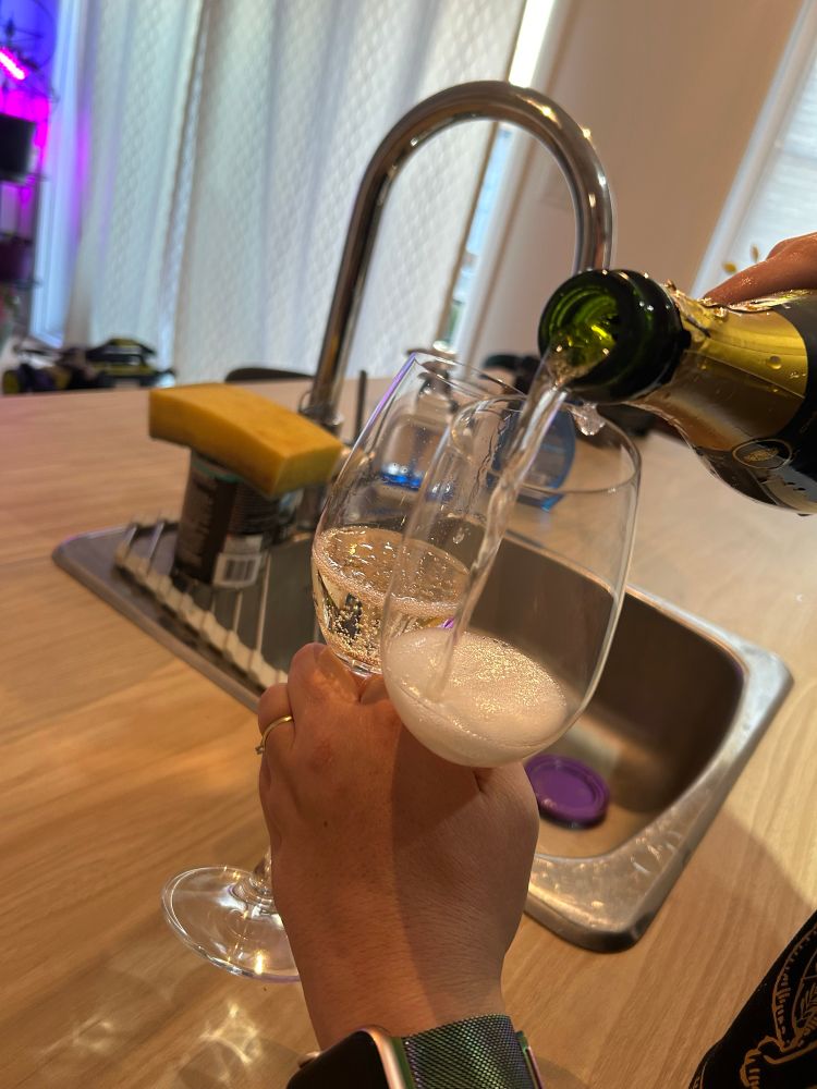 Colocando champagne nas taças 