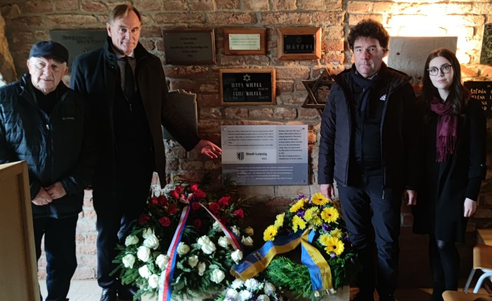 Gedenktafel für jüdische Leipziger*innen mit Kränzen