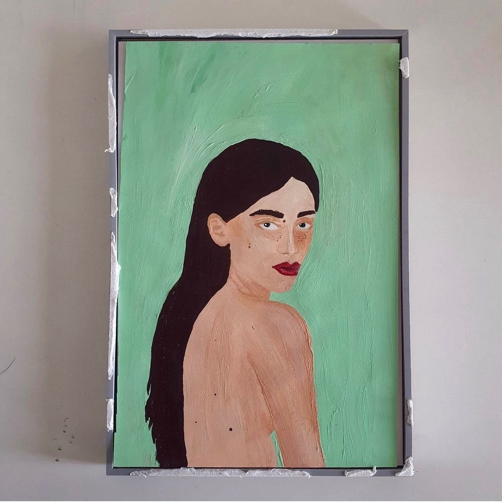Un portrait de jeune femme sur fond vert peint par Danai Emmanouilidis, introduit clandestinement dans une exposition de la Bundeskunsthalle à Bonn