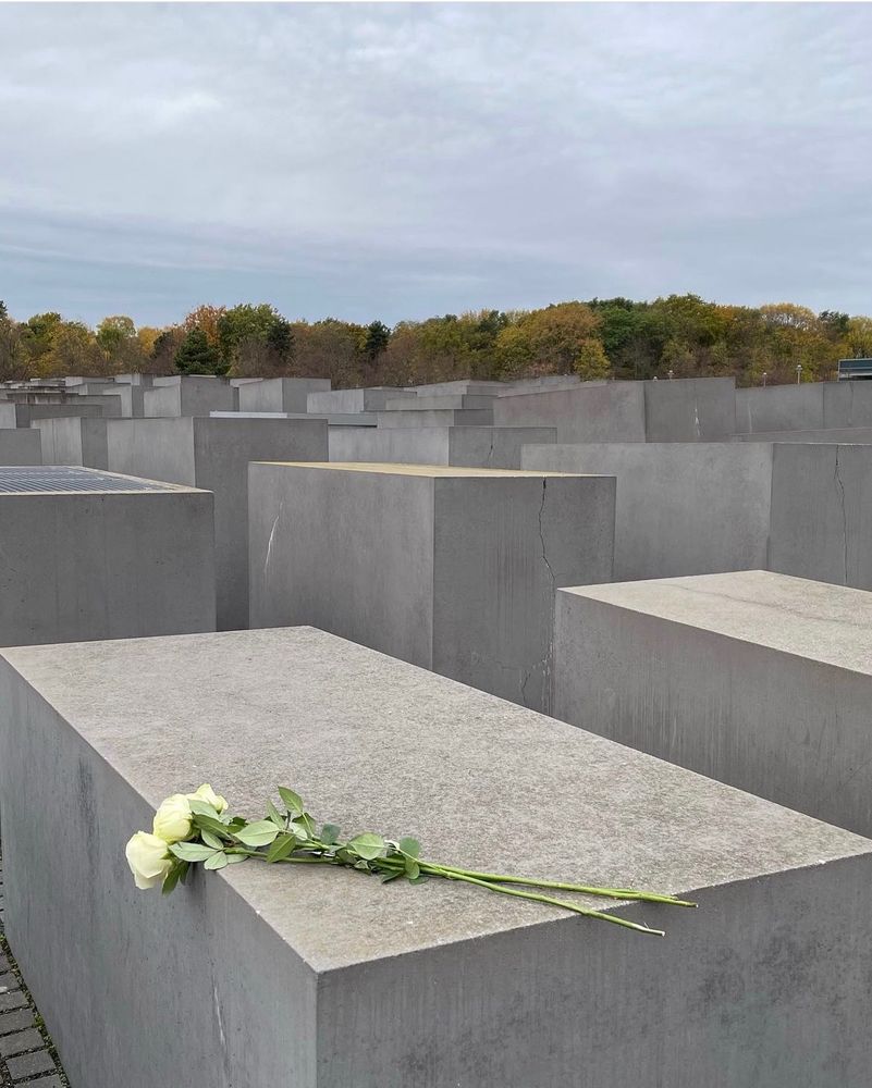 Mémorial de l’Holocauste à Berlin. Des fleurs blanches ont été déposées sur un des blocs de béton par la ministre des affaires étrangères Annalena Baerbock en souvenir des pogroms du 9 novembre 1938.