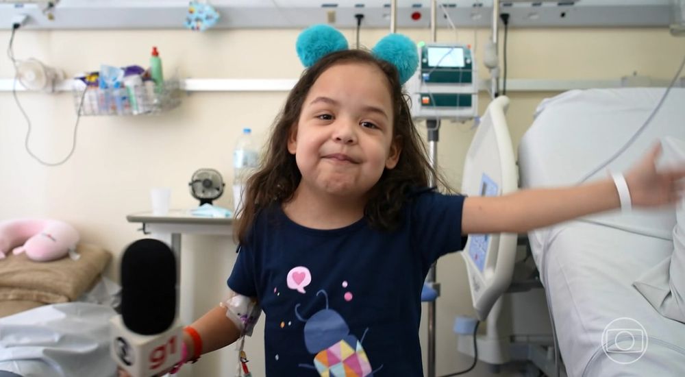 Lorena, de 8 anos, se recupera de um transplante de coração