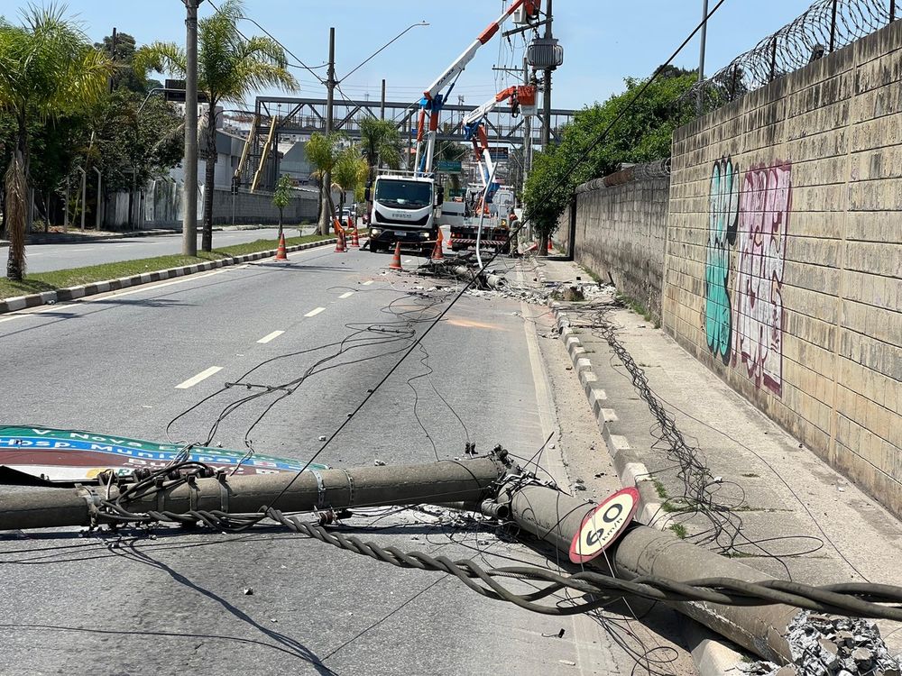 Caminhão derruba postes de energia na Perimetral, em Mogi das Cruzes; trecho da via é interditado