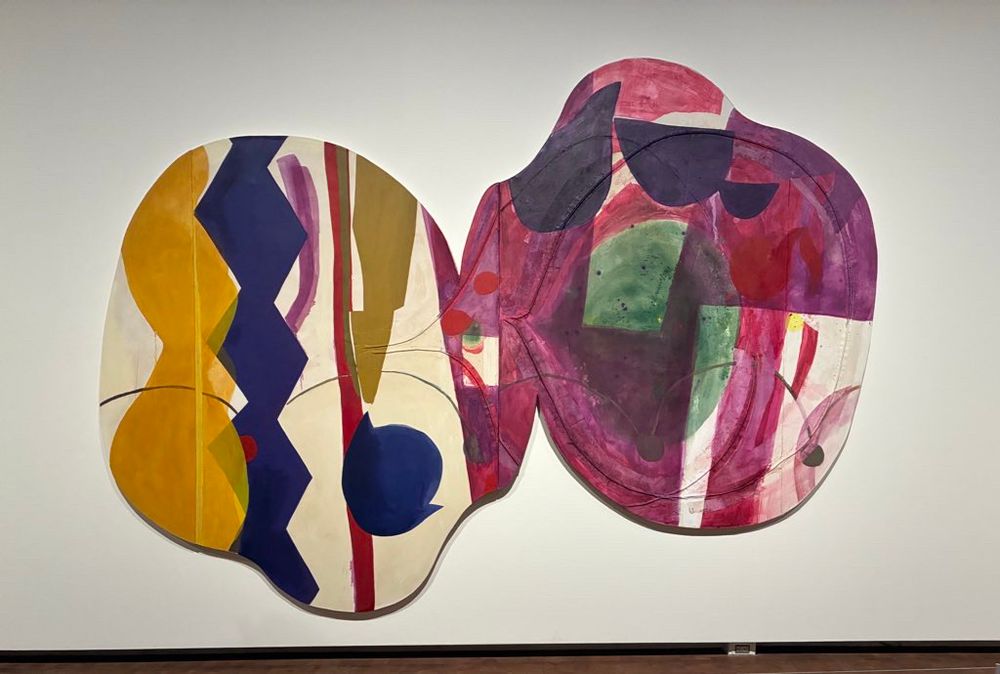 牛島智子さんの作品。キャンバスを任意の形にし色と図形を組み合わせた作品