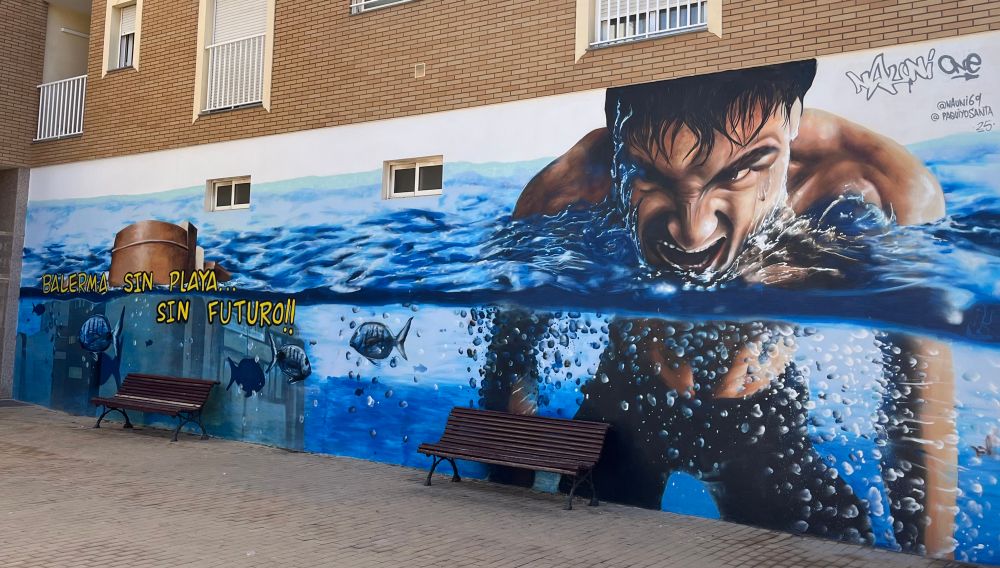 A mural of an angry male half submerged in water. Text: Balerma Sin Playa… Sin Futuro!!  