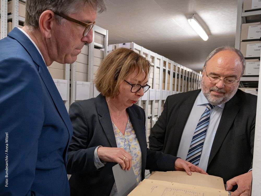 Wolfram Weimer, Andrea Hänger und Michael Hollmann schauen sich gemeinsam im Magazin eine Akte über den 17. Juni 1953 an. 