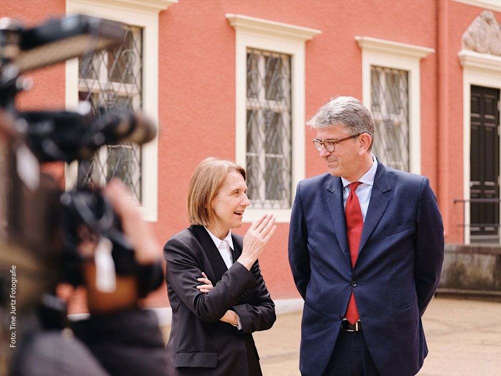 Die ponische Kulturministerin Hanna Wrobleska im Gespräch mit Wolfram Weimer. Dabei werden sie von einer Kamera gefilmt.