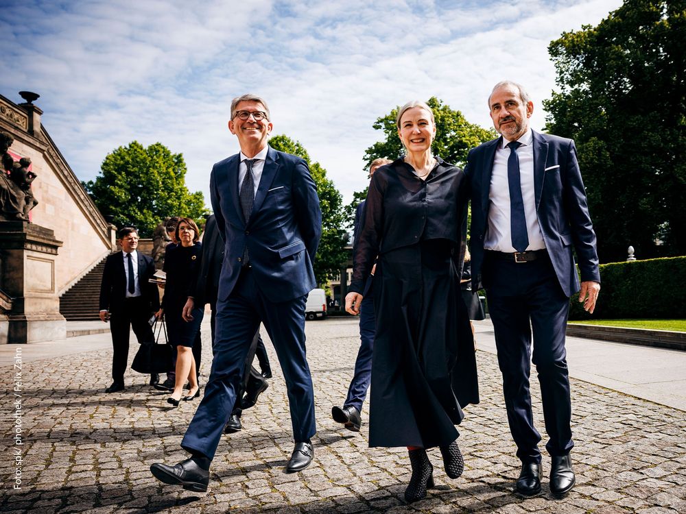 Wolfream Weimer, Marion Ackermann und Hermann Parzinger auf dem Weg zum Festakt im Neuen Museum