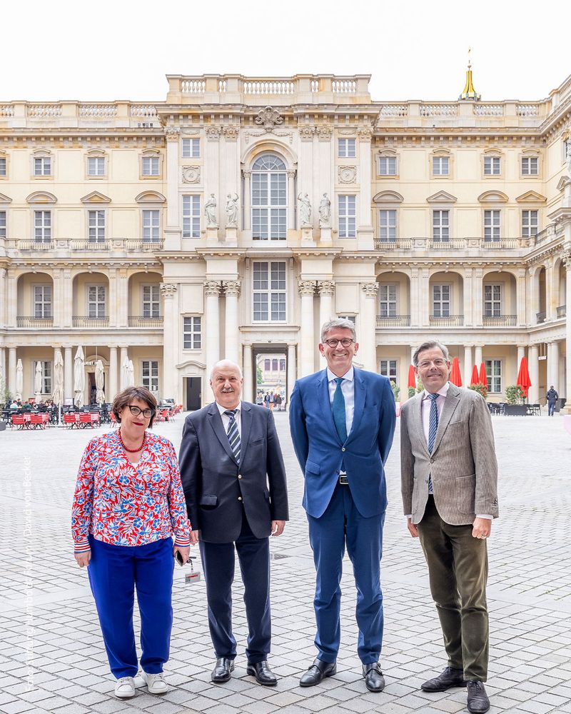 Die Vorstände Christine Rieffel-Braune, Hans-Dieter Hegner und Hartmut Dorgerloh mit Kulturstaatminister Wolfram Weimer im Schlüterhof des Humboldt Forums