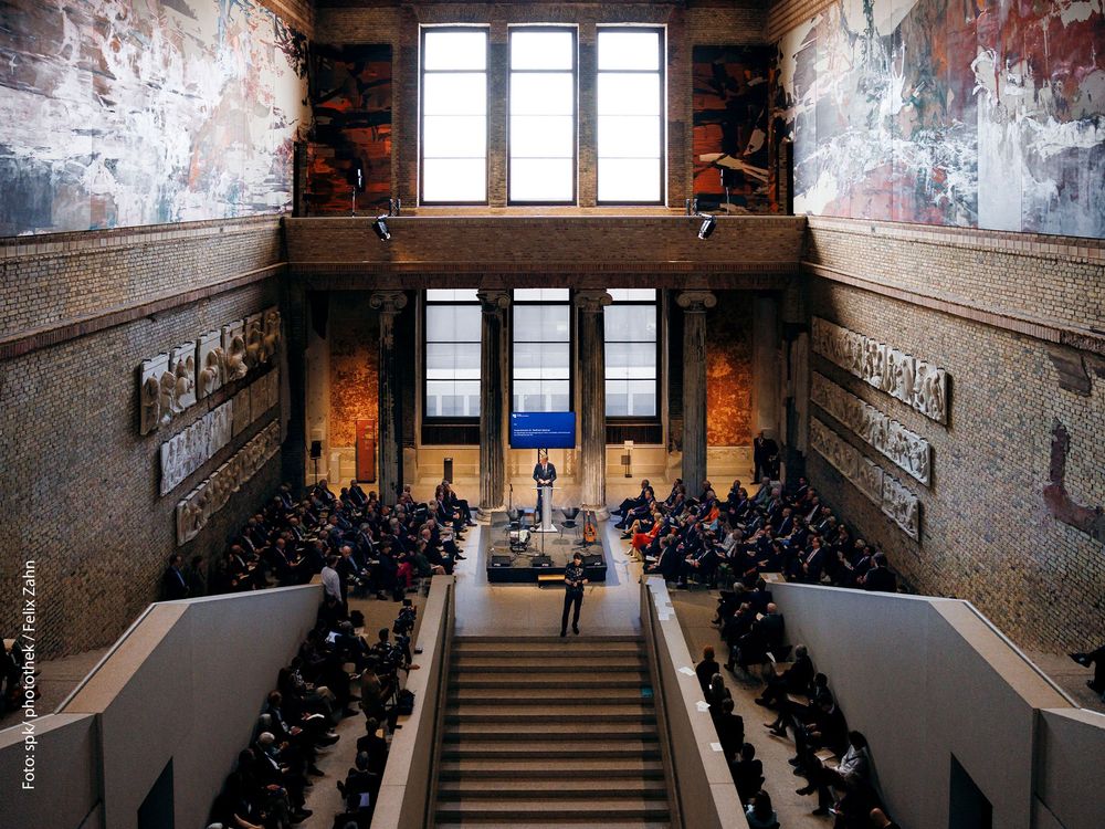 Ein Blick auf die Freitreppe, wo die Veranstaltung stattfand. Zu sehen ist die beeindruckende Architektur, die die Kriegsschäden an den Wänden zeigt sowie rekonstruierte Teil-Reliefs.